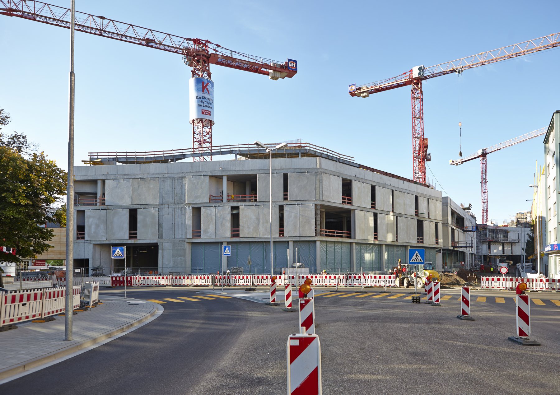 Großformatige Baustellenwerbung am Kran eines Bauvorhabens