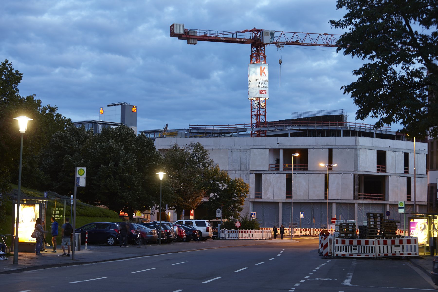 Beleuchteter Werbekörper am Baukran bei Nacht